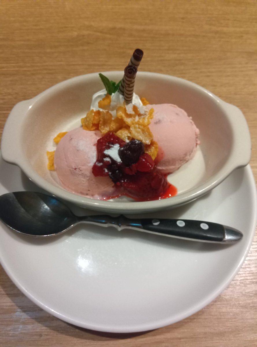 HRM0417's tweet photo. 上映会の打上は世界のビールが揃うお店。フルーツビールを頼んだらグレープジュースのようでとても飲みやすかったです。料理もおいしかったしデザートの苺アイスが絶品でした😄 https://t.co/RLZVOPniYk