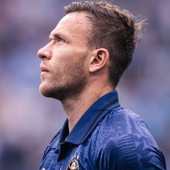 Ah, e esse cara aqui? ENGOLIU o meio-campo do inter.

Craque.