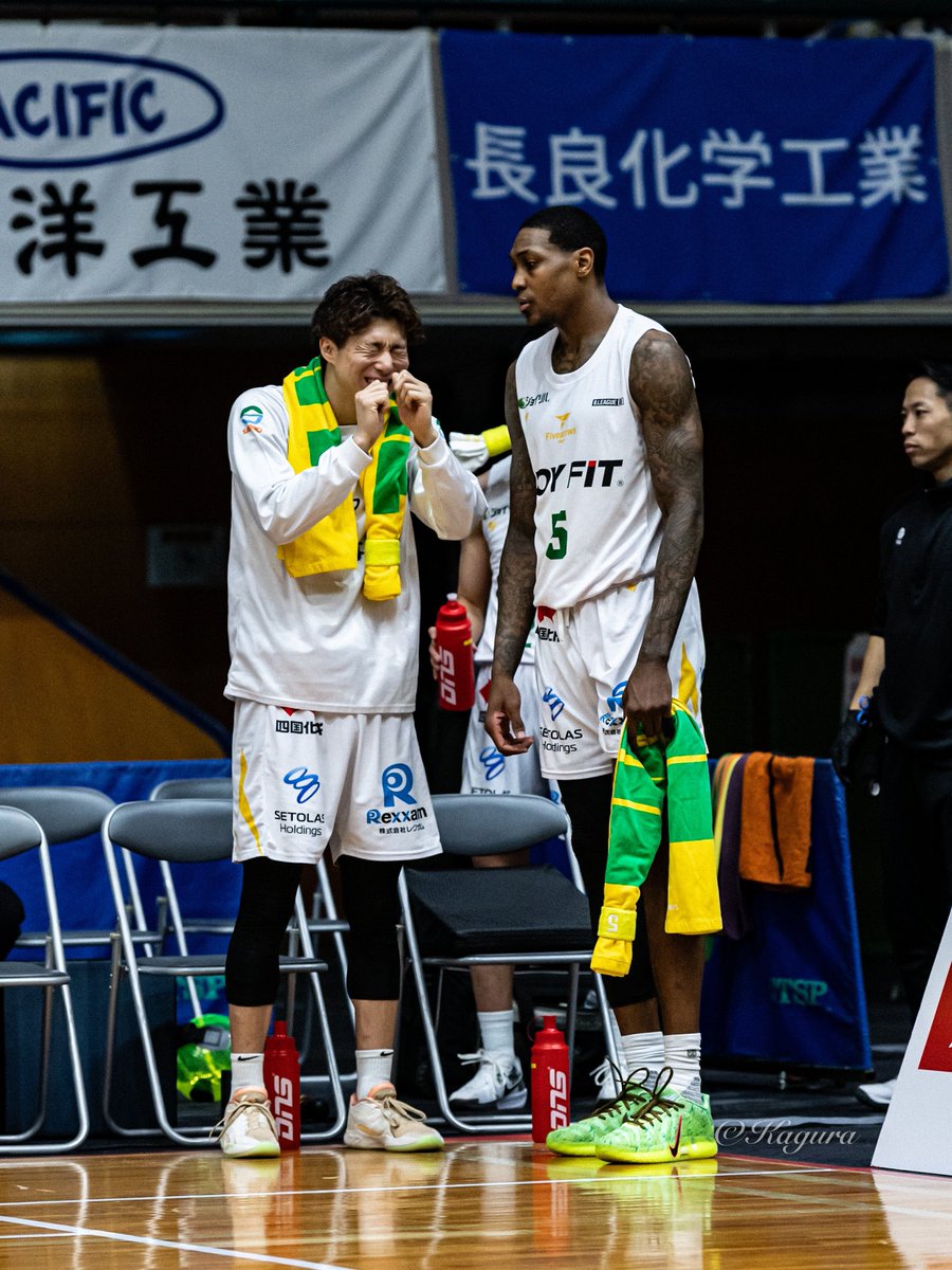 merci_merci39's tweet photo. 2人の温度差が…。
#香川ファイブアローズ
#アレックス・デイビス
#AlexDavis
#高橋耕陽 https://t.co/qBKt8mVPFn