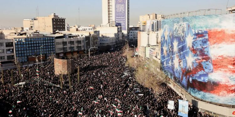 EEdsanz18's tweet photo. 🇮🇷💔 Las plazas de la República Islámica de #Irán se han desbordado de patriotismo y dolor compartido. Millones han salido a las calles en Irak, India y Yemen para protestar contra los ataques de #EEUU e #Israel.

🔗 https://t.co/W6Swpm2ADy

#Soberanía #bbvipks4 https://t.co/iYiIWdM8lp