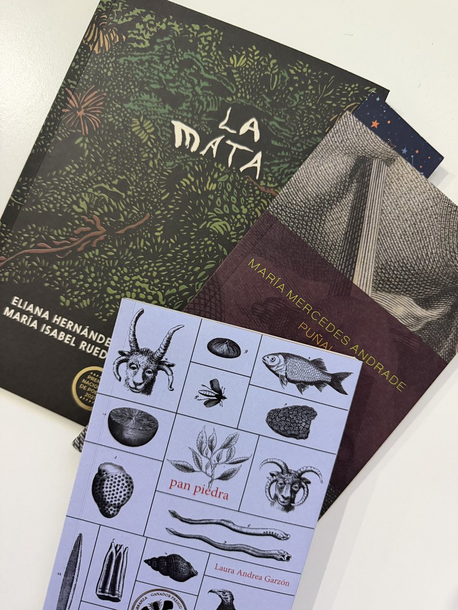 bicardiaco's tweet photo. Una de las cosas que me gusta de viajar es cargar la maleta con recomendaciones de poesía. Más aún cuando son recomendaciones como estas. https://t.co/tGe20X8sQC