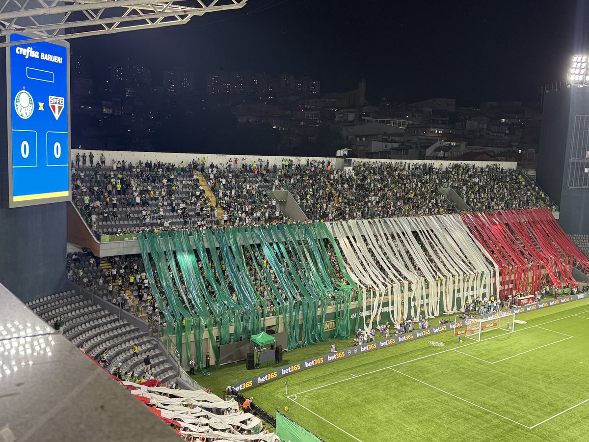 b_ferri's tweet photo. O detalhe do mosaico em dois setores aqui em Barueri. Na área da Mancha, bandeiras verde e brancas para enfeitar, também. https://t.co/xk0QS11m6s
