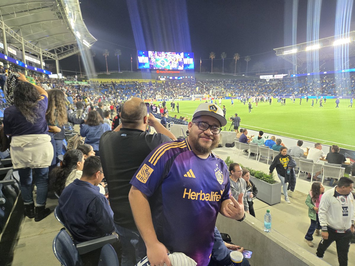 Bungee9000's tweet image. Gs up !! Glad was a able to catch this game 💙🤍💛👌🏽🙏🏽🔥🔥🔥 thanks to @mpascual416 super grateful 🙏🏽 #letsgetit #LAGalaxy #bluewhiteandgold #LosAngeles