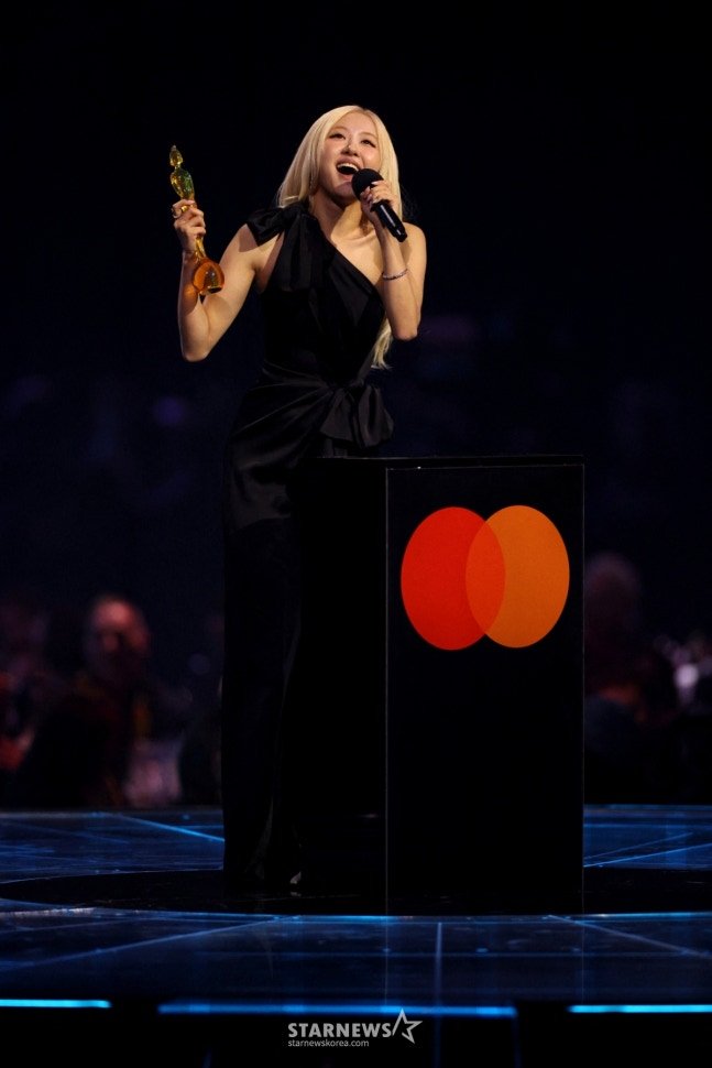 pannchoa's tweet photo. Rose is the first ever K-pop act to win International Song of the Year at Brit Awards
https://t.co/OJJt4pMGtk https://t.co/ieR5apo3tp