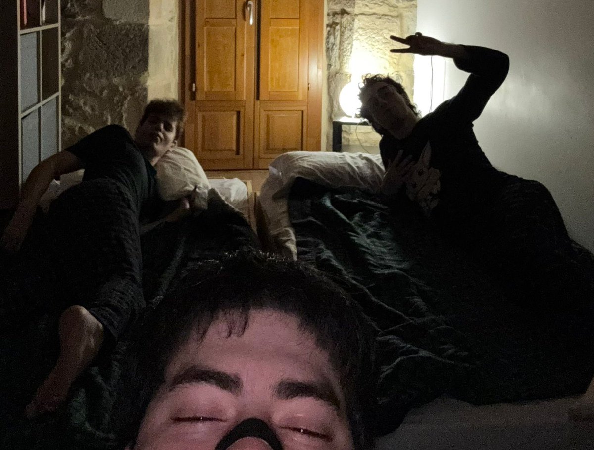 menuda guasa ayer con dos de clase viendo los goya y diciendo que nos presentamos en el zinemaldi en la categoria de un corto y en unos años ganando y dando un discurso en los goya
(vuestros futuros ganadores xd)