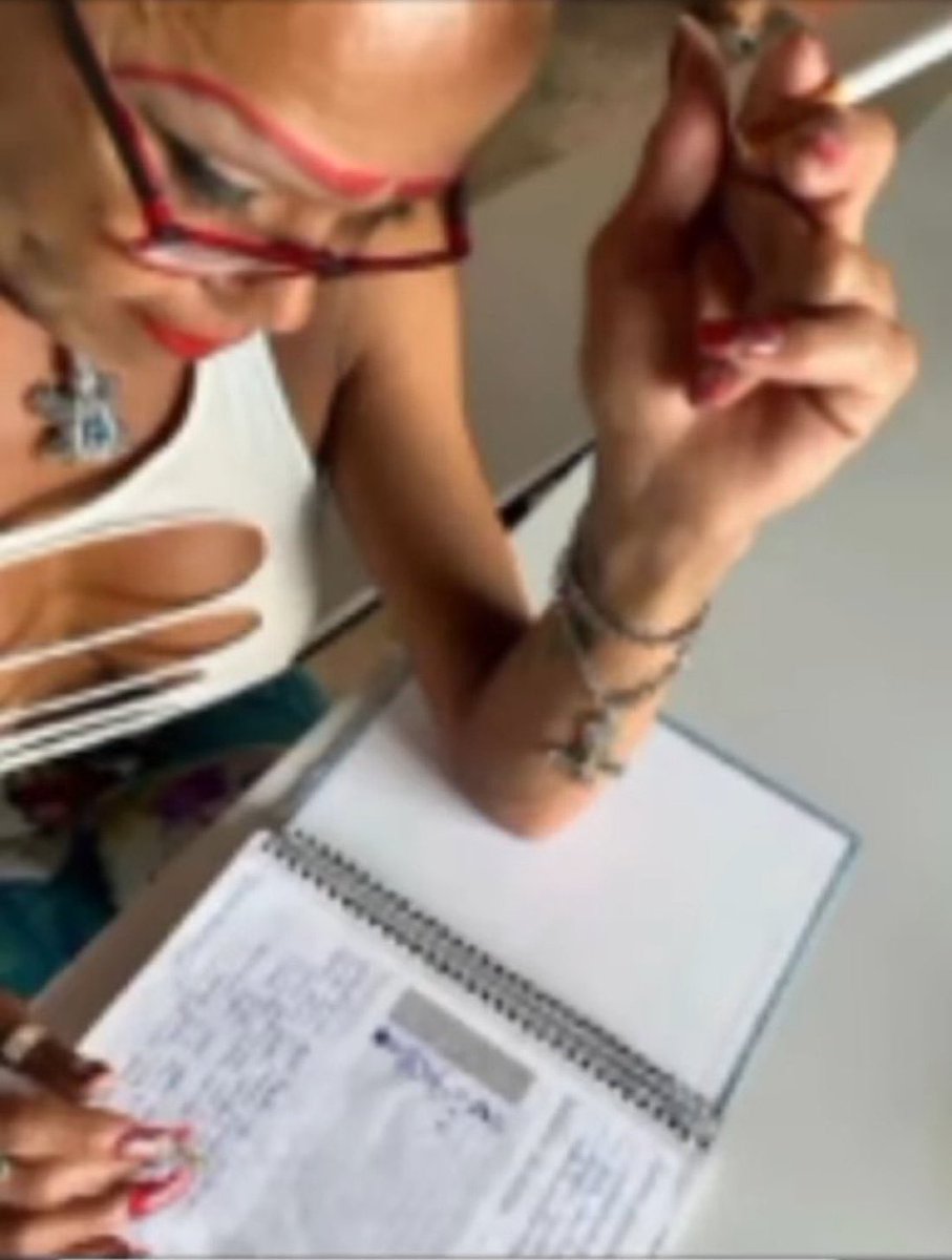 eu queria genuinamente ser uma pessoa que gosta de estudar por horas eu nem sei como me graduei num curso integral papo reto