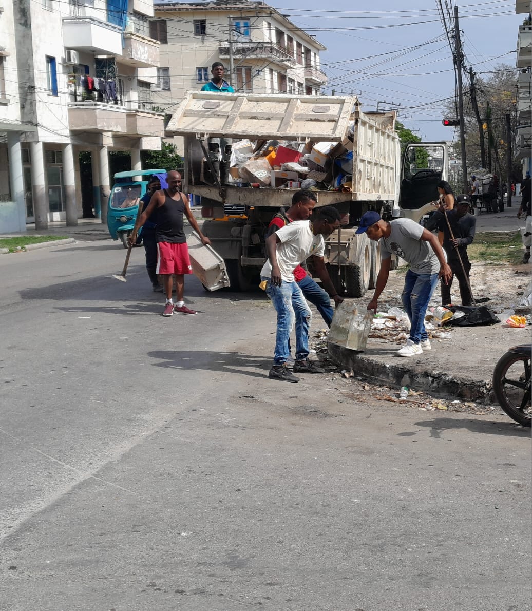 Yojaniers's tweet photo. Han sido 3 jornadas decisivas de limpieza en La Habana. Ahí estuvieron ellos (personas que cumplen sanción penal en libertad), aportando manos y esfuerzos por Cuba. 
📌Trabajaron 1260, en 71 Consejos Populares.
‼️Gracias a tod@s!!!

@Oscar_CubaTSP @IzquierdoAlons1 @YanetHzP25 https://t.co/ENUKOKk0jm