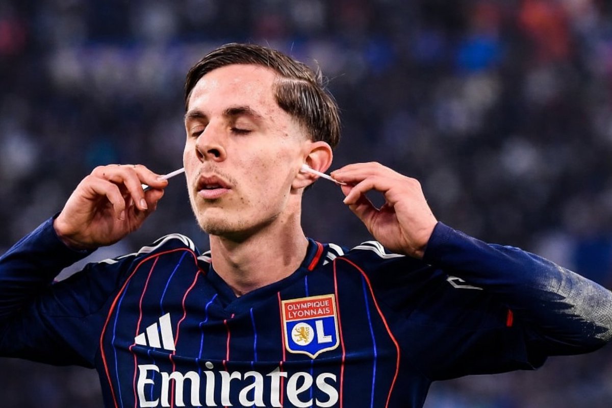 Rémi Himbert en plein match se nettoie les oreilles 🤣🤣

#TeamOM <a href="/OM_Officiel/">Olympique de Marseille</a>