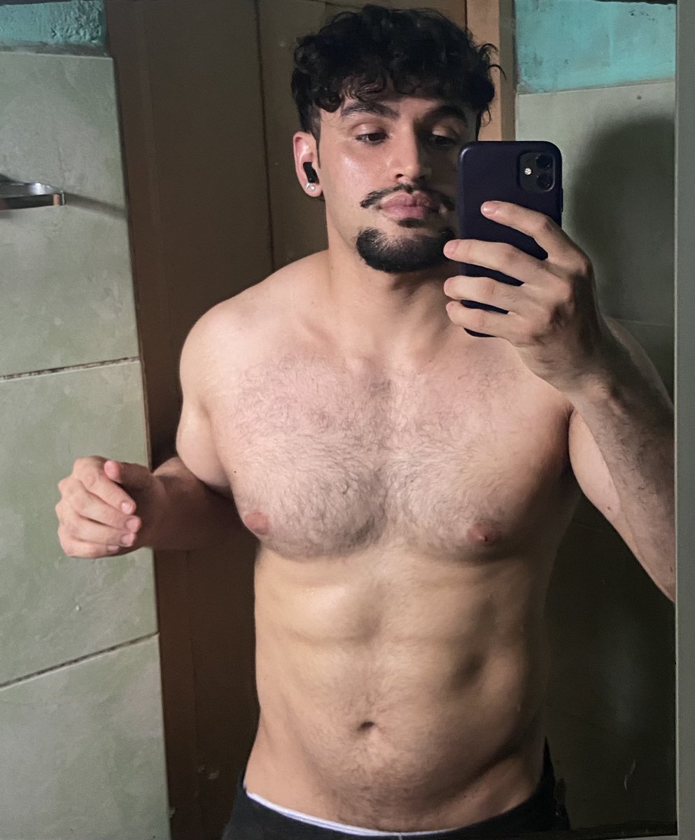 ssaviorodrigo's tweet photo. bulking https://t.co/yyEmQIlu6S