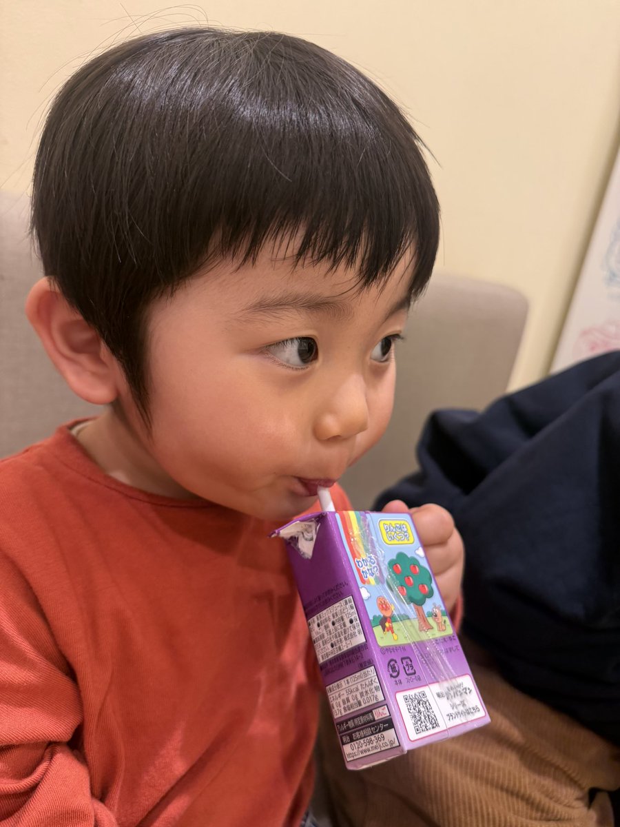 source502918608's tweet photo. ママを巧みに誘導しジュースを買ってもらう息子
#一歳十一ヶ月 https://t.co/3CxzOh2idS