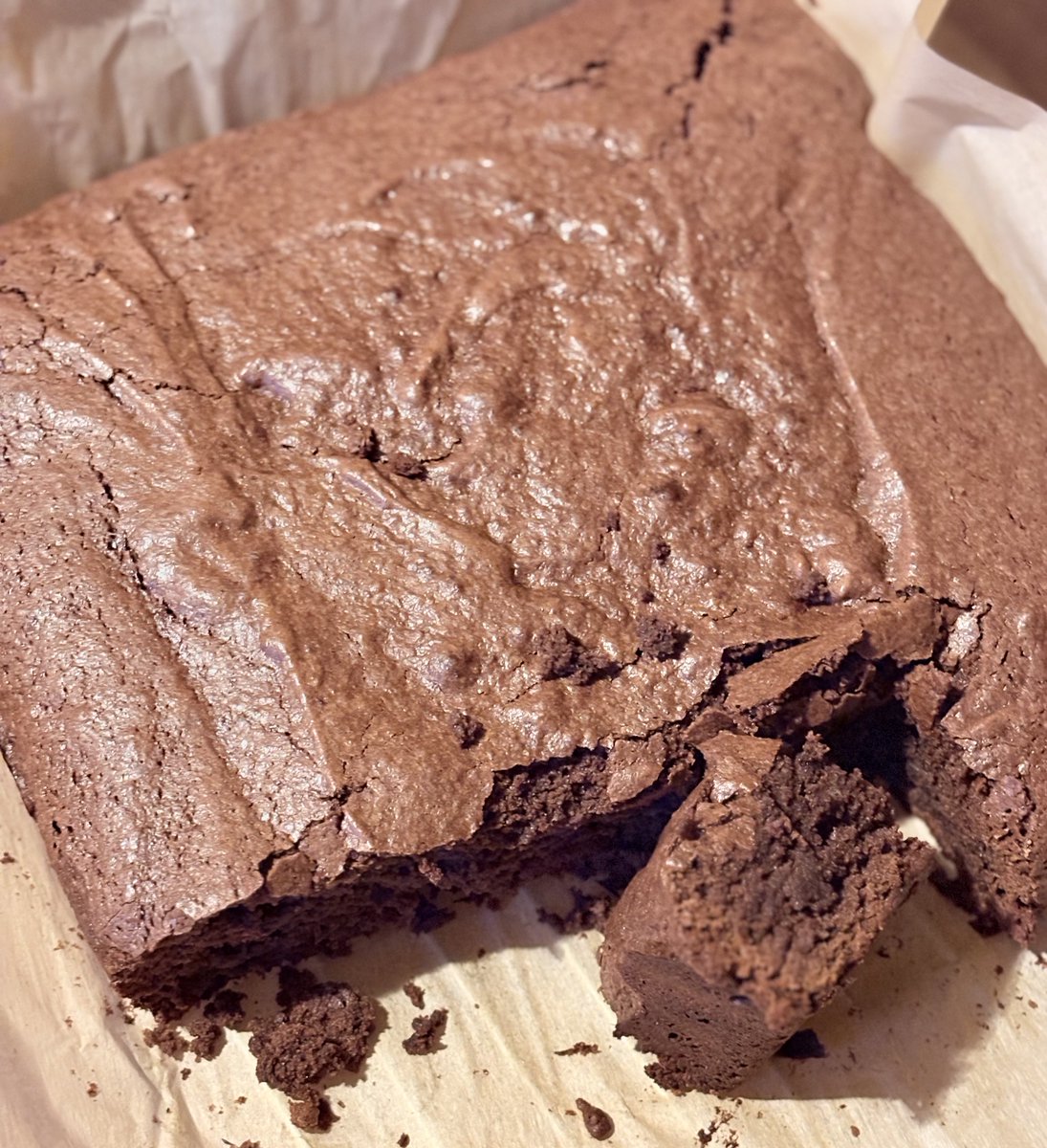 Monah0214's tweet image. ブラウニーを焼いて、まだ温かいうちに一口味見の筈が…😆
そろそろ食べるの止めないとwww
#ベーキング　#グルテンフリー
#Baking #GlutenFree