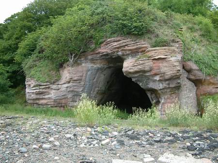 a_london_pigeon's tweet image. Back in time rock doves dwelt plentifully along the coasts of Scotland, tenanting deep caverns called ‘doo-caves’. 
People knocked in extra pigeon-holes and the doo-cave became an early but deliberate pigeon-house. 
📷  Doo cave at Wemyss Caves  #Fife  #Scotland