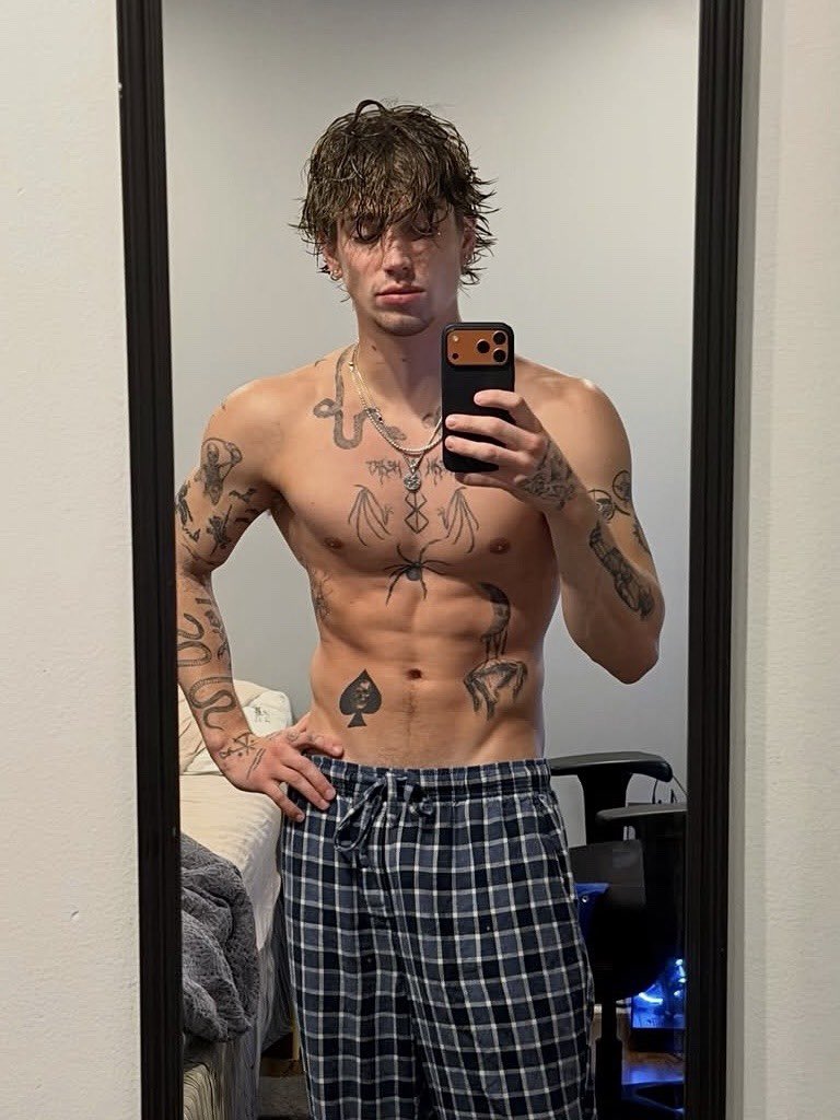 notgwendalupe's tweet image. vinnie hacker