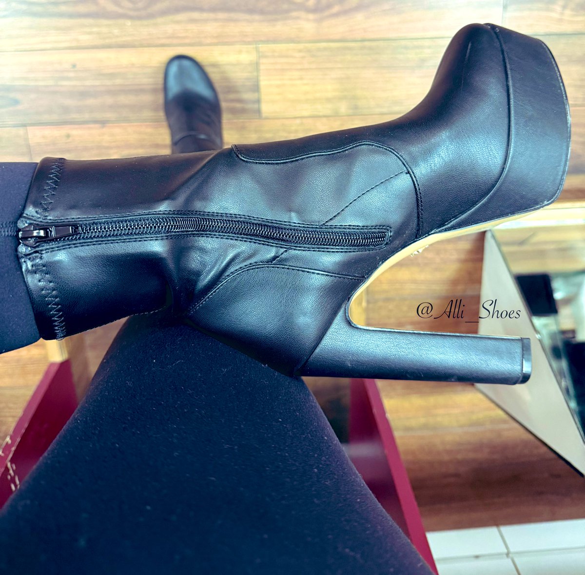 Disney_Alli's tweet photo. Some nice tall Aldo booties #shoes #shoefie #shoestagram #shoesoftheday #sotd #outfitoftheday #ootd #highheellife #highheellover #highheeladdict #shoelover #shoeporn #heelsporn #heels #highheeledboots #bootlover #bootfreak #bootporn #bootaddict #highheeledbooties #showoff https://t.co/Fx1tZMOU0N