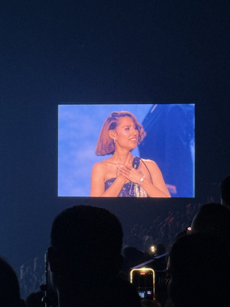 GeorgiaEMorris's tweet photo. From the first time I saw you in 2016 I just knew you were a power house adore you adored tonight ❤️@raye https://t.co/y9zKKQjYPx