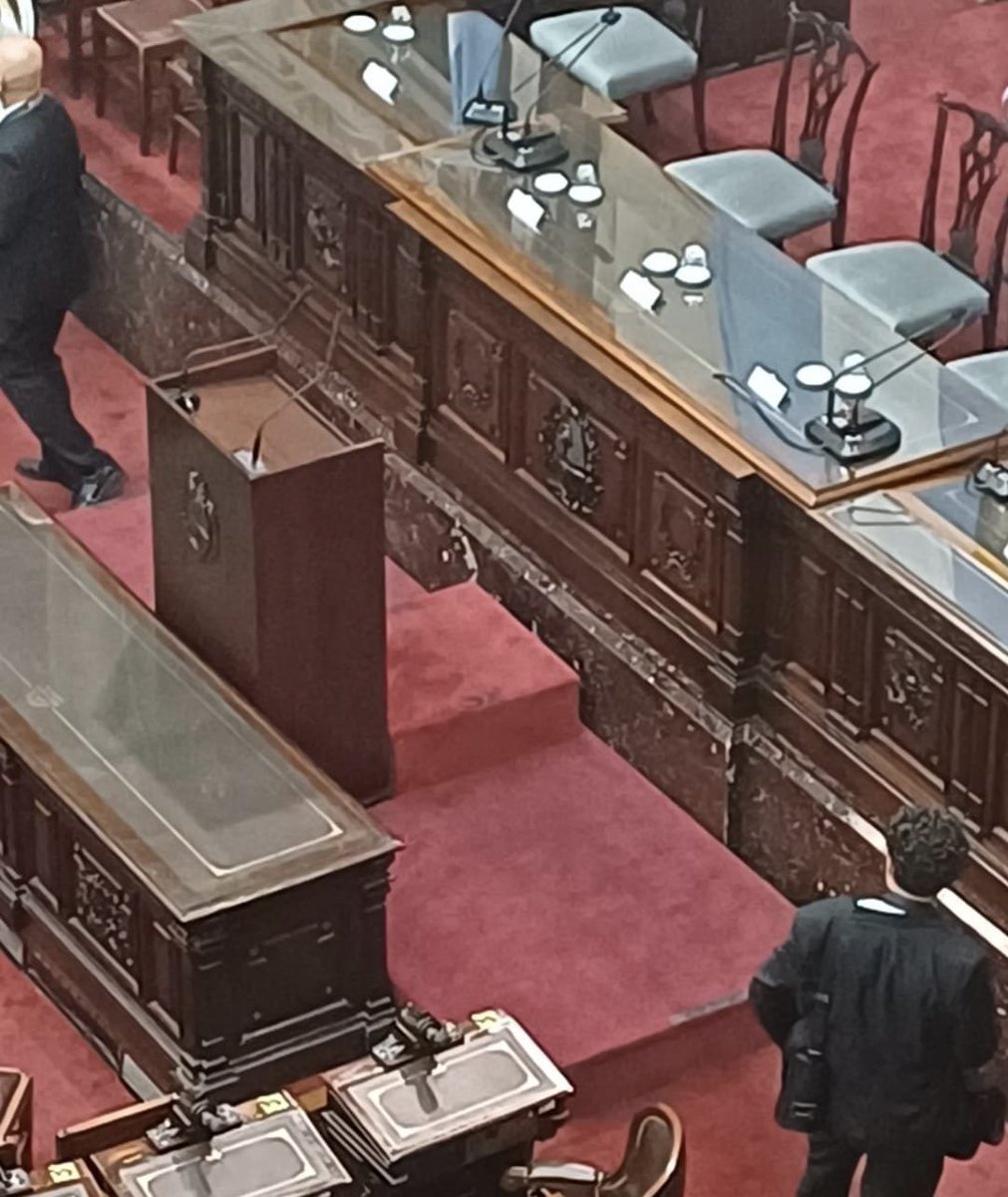 Prohibió sacarle fotos de arriba para que no se le vea la pelada. Prohibió sacarle fotos de abajo para que no se le vea la papada. Habla parado arriba de un cajoncito para que no se note que es enano. Nos gobierna un pelotudo deforme y acomplejado.