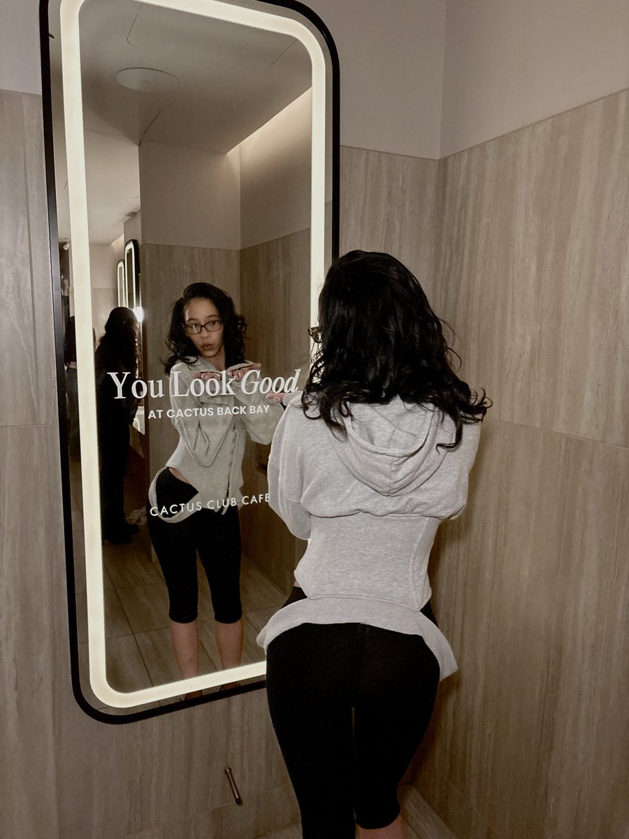 thetaylaverse's tweet photo. you loook good, yea ik https://t.co/70pZkTVe50
