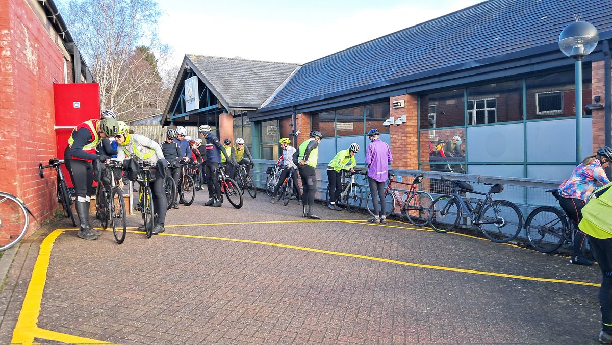 CB_cycles's tweet image. Today I did a new audax in a new area, the Ey Up, Duck! Audax in Staffordshire. Pictures from the start in Cheadle and here's a thread about it.... 🧵 #cycling #audax #peakaudax