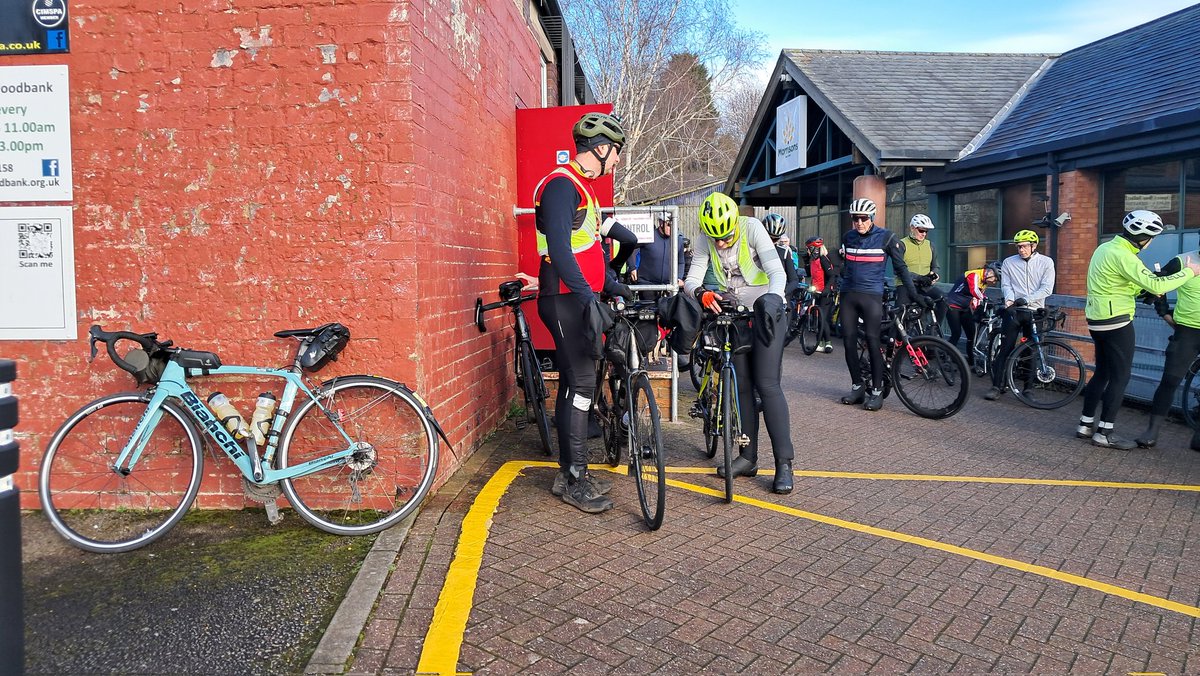 CB_cycles's tweet image. Today I did a new audax in a new area, the Ey Up, Duck! Audax in Staffordshire. Pictures from the start in Cheadle and here's a thread about it.... 🧵 #cycling #audax #peakaudax