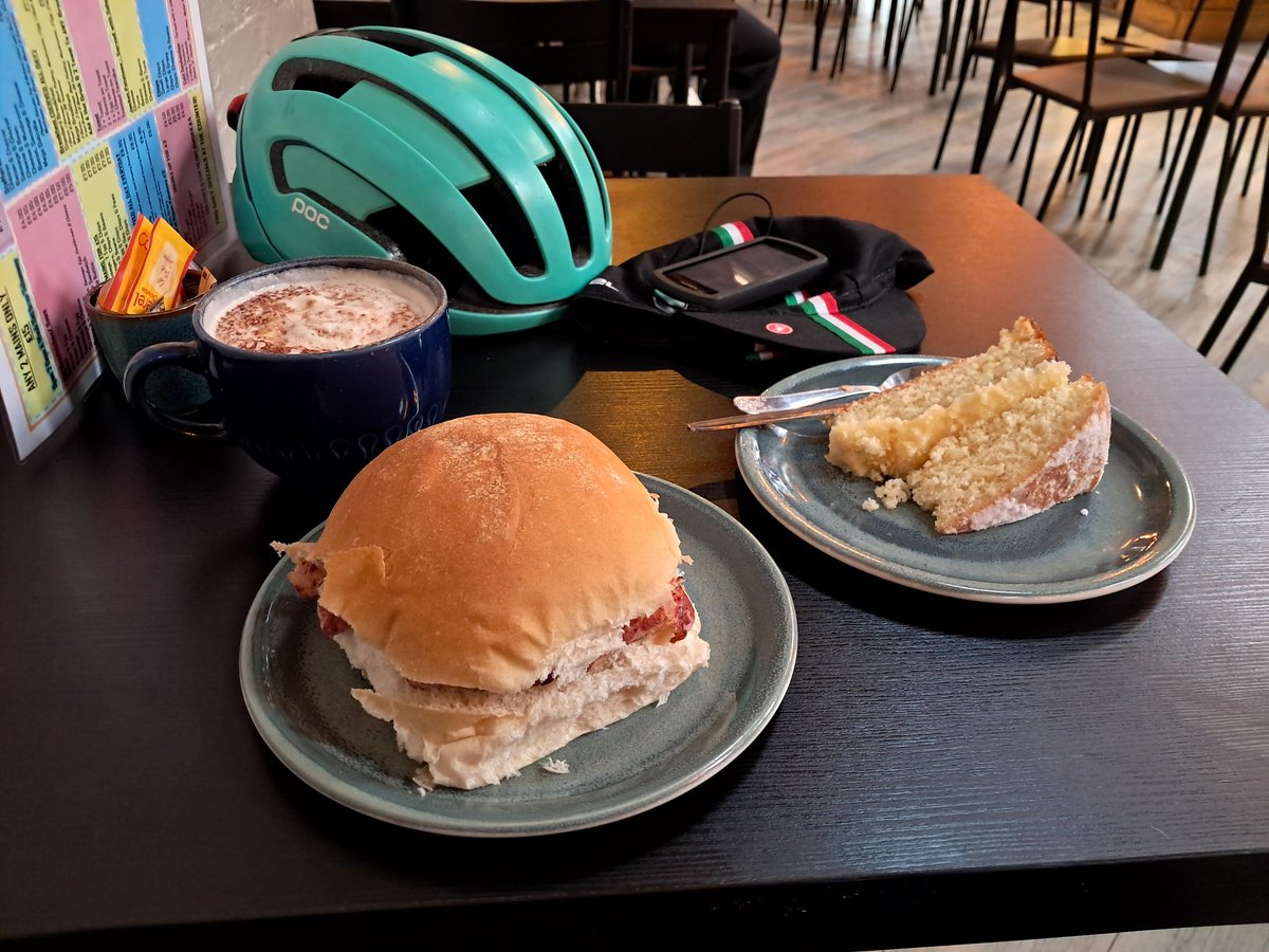 CB_cycles's tweet image. After the roll out the first info control was at a farm park which seemed like a perfect opportunity for a bacon bap and cake stop ☕️🍰 also pictured is Abbots Bramley and Blithefield reservoir.... #cycling #audax #peakaudax