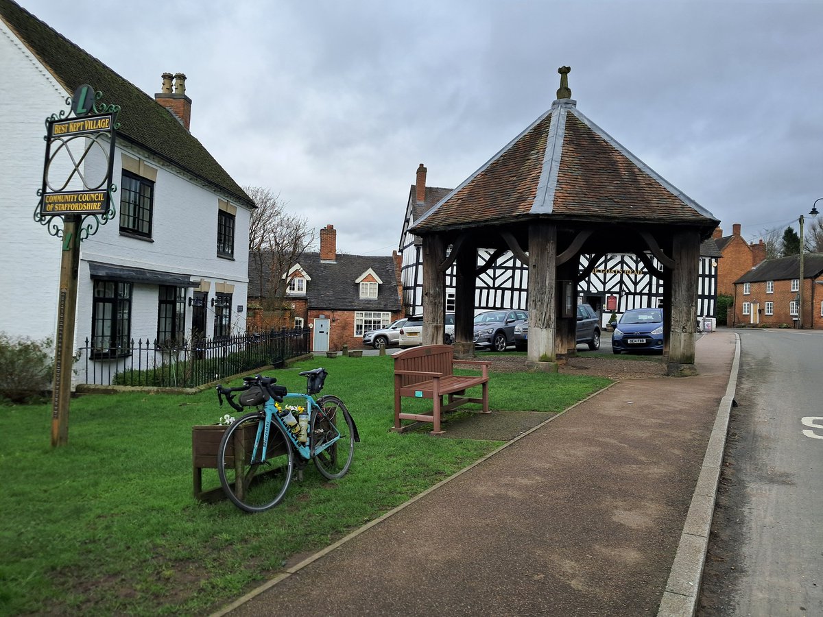 CB_cycles's tweet image. After the roll out the first info control was at a farm park which seemed like a perfect opportunity for a bacon bap and cake stop ☕️🍰 also pictured is Abbots Bramley and Blithefield reservoir.... #cycling #audax #peakaudax