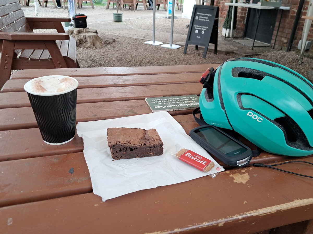 CB_cycles's tweet image. At the bottom of the loop after a slog into a headwind to get there was the control at Fradley Junction and the Laughing Duck cafe... ☕️🍰🦆#cycling #audax #peakaudax