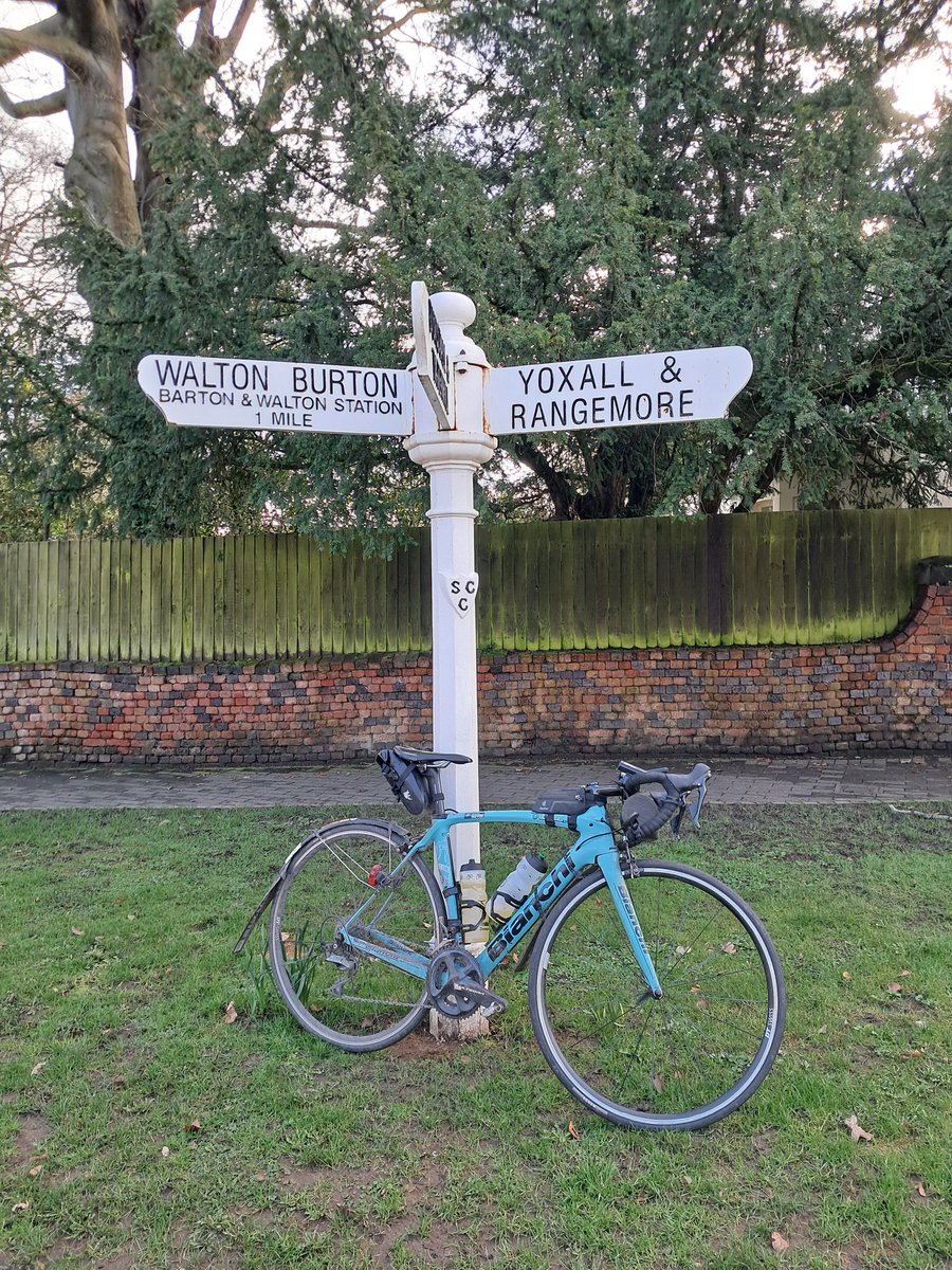 CB_cycles's tweet image. On the way back after an unpleasant but short stint on the A38 to get across the river Trent, the route passed through  Barton under Needwood, then later Uttoxeter where I had another welcome break.... #cycling #audax #peakaudax