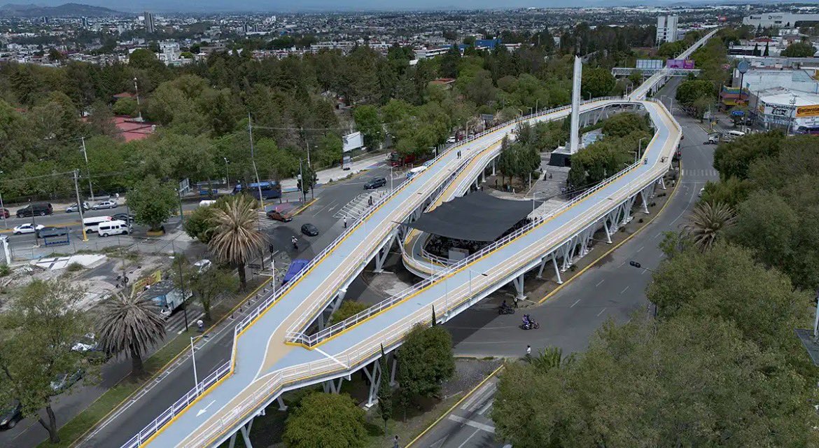 En Puebla los proyectos de movilidad fracasan porque se hacen pensando en hacer negocio y no en la gente que usará sus servicios. Le pasó al tren turístico a Cholula, le pasó al Autotren, le pasó a la ciclovía y le pasará al Cablebus. Puebla necesita metro y más líneas de BRT.