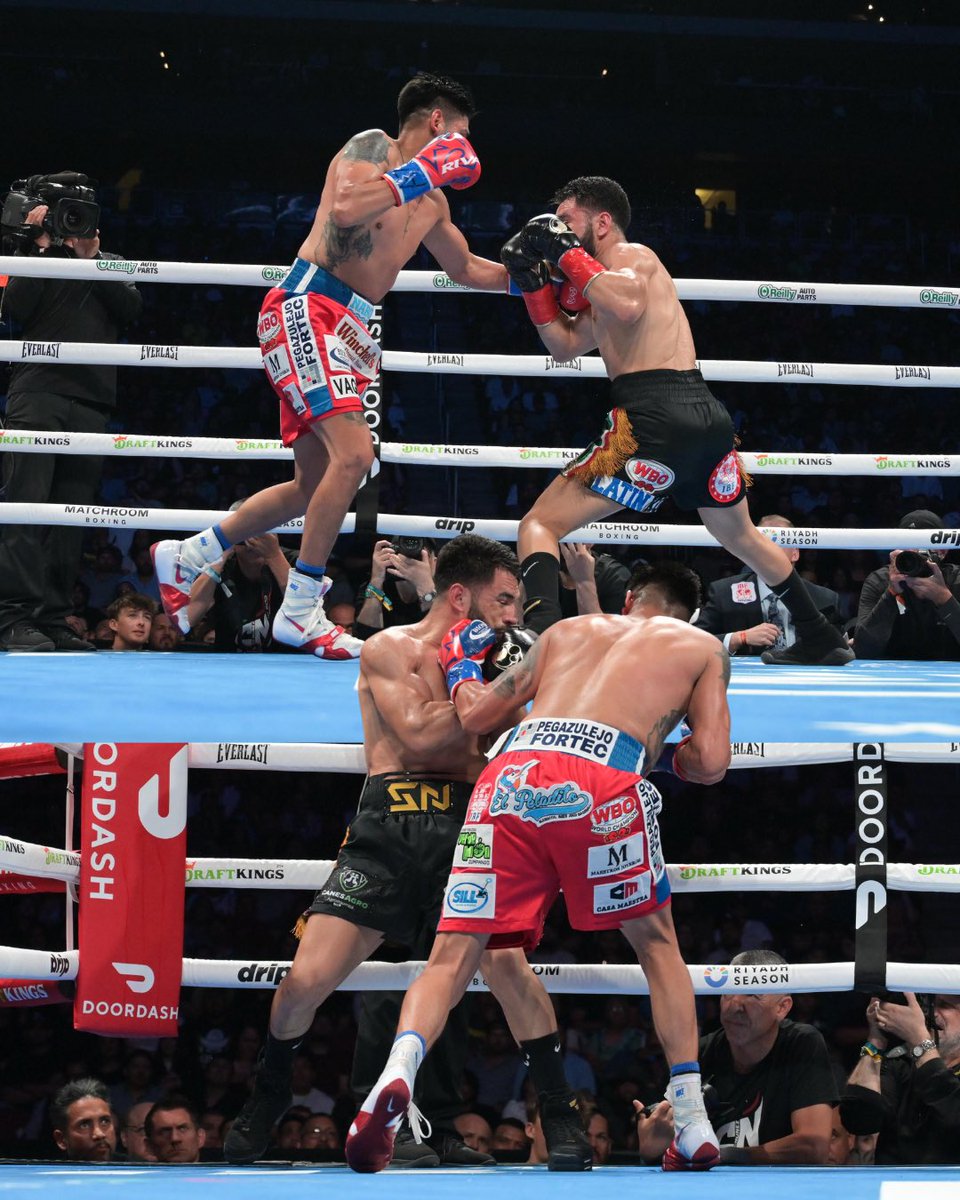 WorldBoxingOrg's tweet image. V A Q U E R O 🤠🇲🇽

Emanuel Navarrete stands tall as the unified WBO Jr. Lightweight Champion—relentless pressure, fearless heart, and championship grit. 🔥🥊 #BeltsMatter