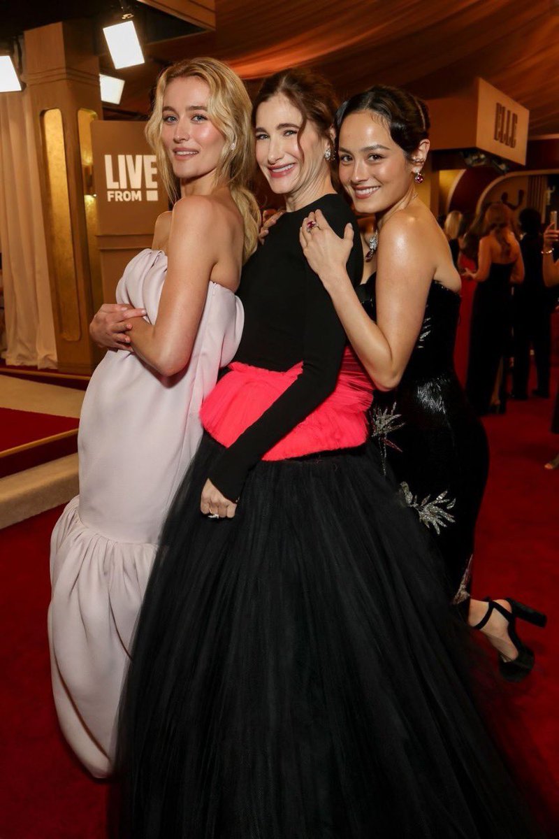 hahnupdates's tweet photo. GIRLHOOD! Kathryn Hahn with Chase Sui Wonders and Sarah Pidgeon at the #ActorsAwards. https://t.co/uWlOYy8Suv