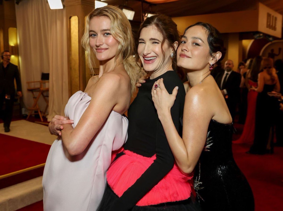 hahnupdates's tweet photo. GIRLHOOD! Kathryn Hahn with Chase Sui Wonders and Sarah Pidgeon at the #ActorsAwards. https://t.co/uWlOYy8Suv