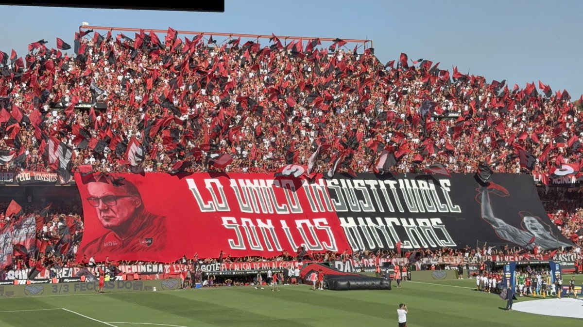 Dentro de esta frase hay una gran controversia, hoy el hincha de #Newells es cómplice del momento institucional. Venía de la peor dirigencia de la historia y eligió votar la continuidad, con gente improvisada que no entiende nada de futbol. Lo digo como hincha y socio, no como