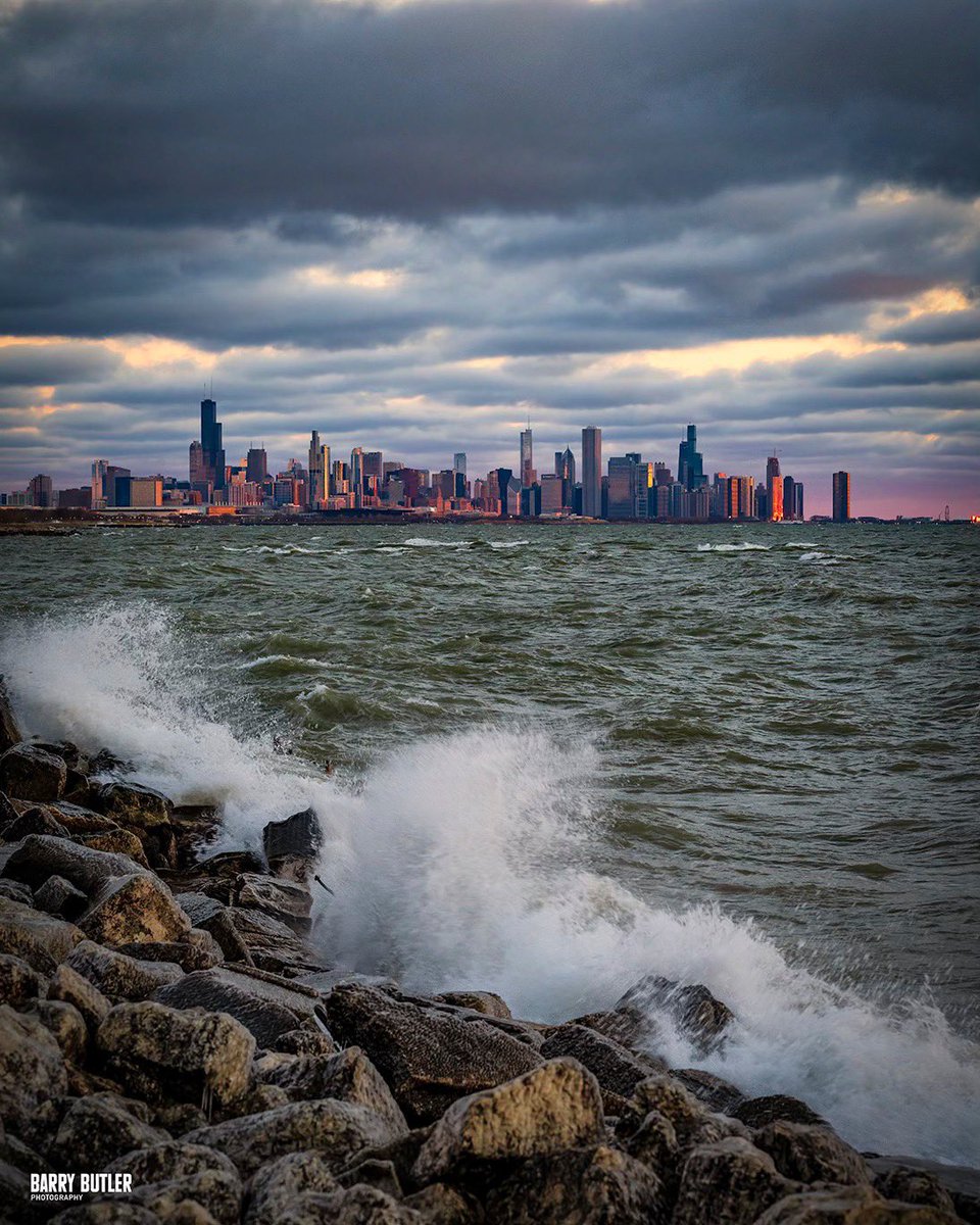 barrybutler9's tweet photo. In like a lion, out like a lamb.  Today to start the day on March 1st in Chicago.  #weather #news #chicago #ilwx https://t.co/T8pH1c9wje