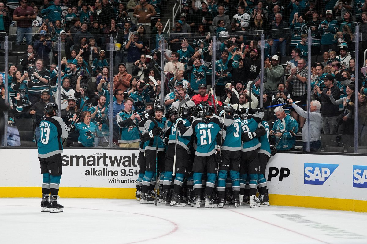 ekyszn's tweet image. father toffoli looking at the sharks who’s huddling up his baby shark michael misa wow this image is so beautiful