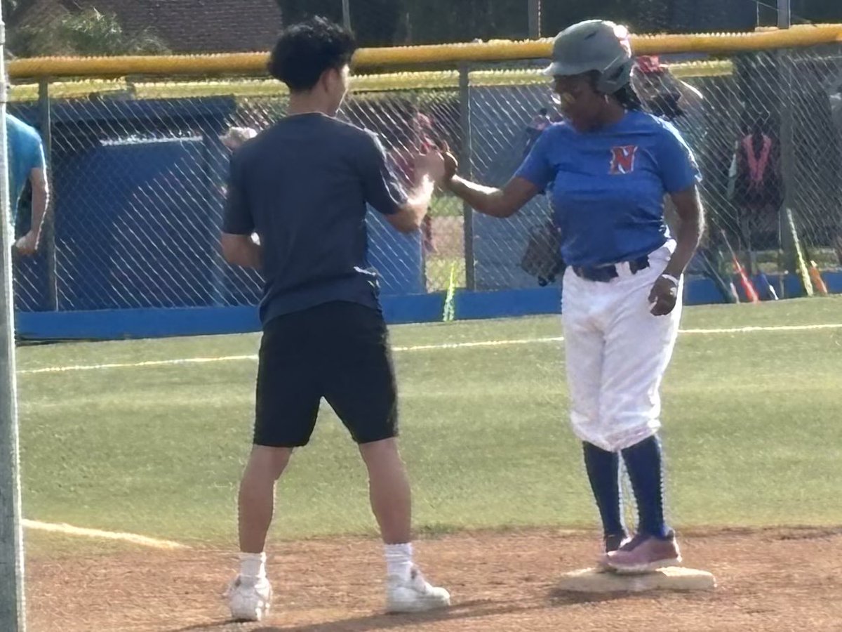 chatsbaseball's tweet photo. A few of our baseball players volunteered today at the Northridge Little League Challenger division. Continue to always give back. Great job to Damian Ayala, Vicente Martinez, Isaac Ramos, and Christian Jung. @ChatsworthAD @latsondheimer https://t.co/4Fcz4WLz3L