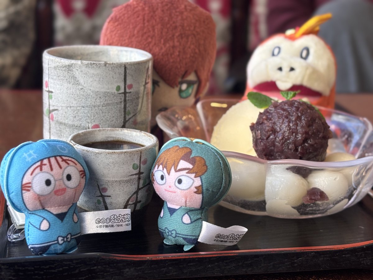 先日の買い出し後のデザート時間なんだけど、後ろから狙ってる感あっておもろかわいい💀