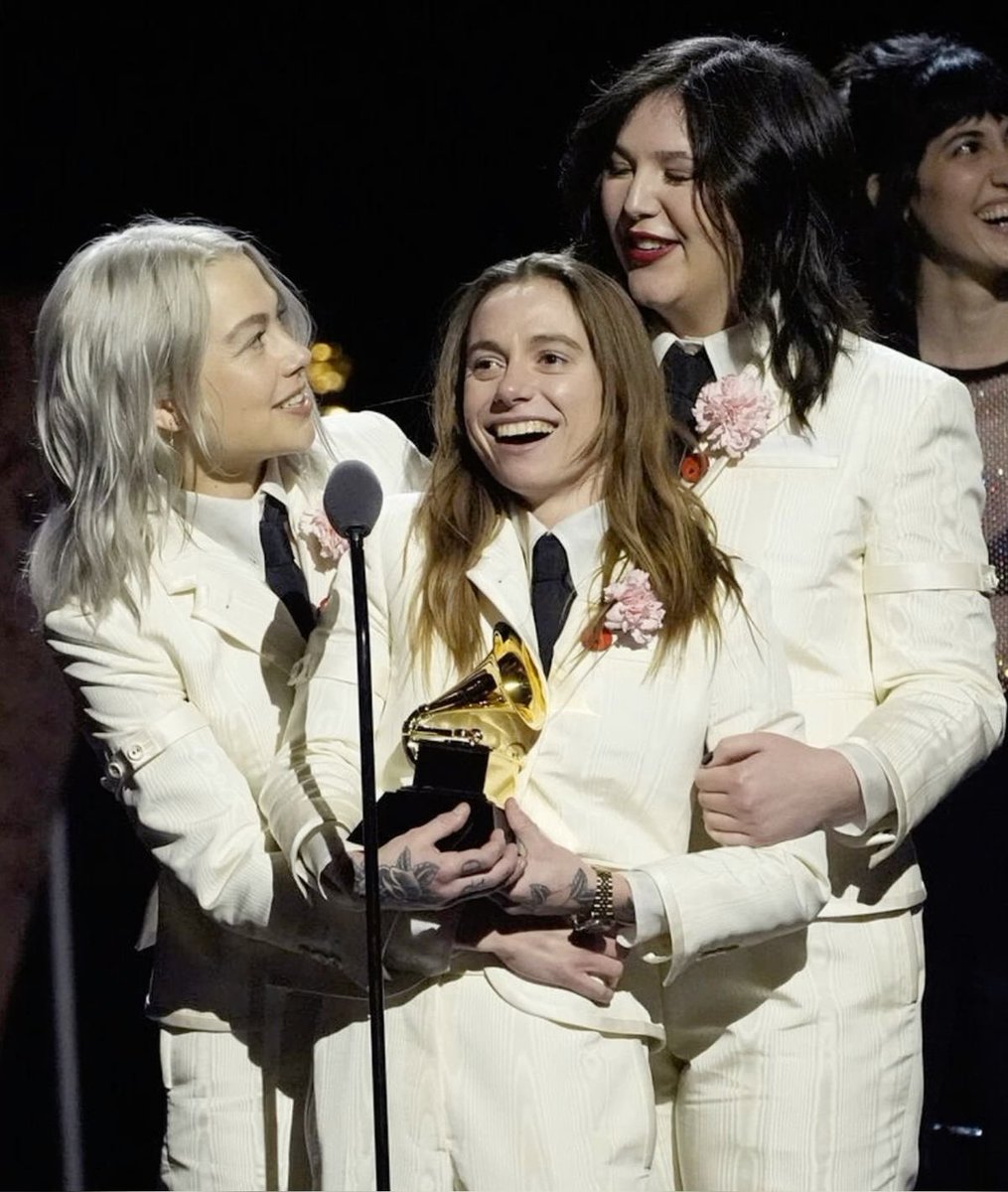 dennis whitaker’s microbangs tweet media