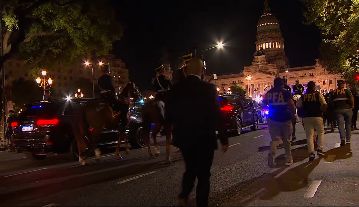 SePuedeVer's tweet photo. 🔴 AHORA | 20:53
Javier Milei, llega al Congreso de la Nación. https://t.co/7OpYlMluOc