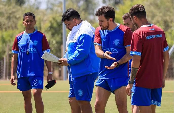 JulianCrowee's tweet photo. Como le faltaron el respeto a esta dupla. Los llamaron cuando el descenso ya estaba casi decretado y en vez de ratificarles la confianza para seguir, decidieron traer a un pasante de Heinze, sin experiencia al frente de un plantel profesional. Merecemos lo que nos pasa. https://t.co/kybRSTxNrd