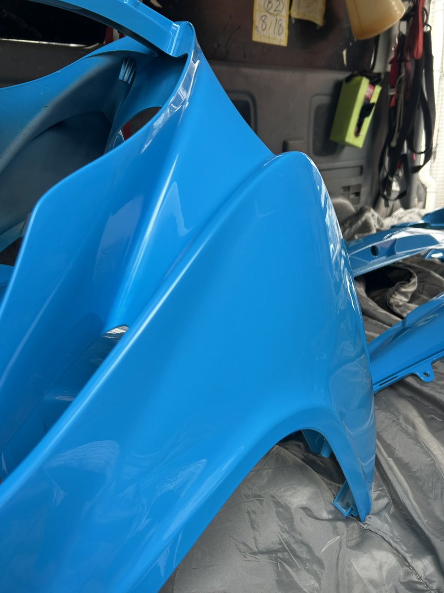 motodowell's tweet photo. いつか言おうと思ってたムカつく事！

このパールスカイブルースカブーお客様は「大変だろうから、安くないのは知ってるよ！いいようにしてね♫」と言われたから、品質に影響しないようにコスト抑えつつ、本気でやってあげました♫

↓文句がある情弱なヤツ、ここで女々しく言わないで、対面でおなしやす！！

塗装とか溶接とか金属加工って、何故か安く見られてて、定期的に「社会の害悪」クズ達が、安く色を塗ってもらおうと来店します。

クズ「友達から腕がいいって聞いたんだ。いつも全塗装を1〜2万円くらいやらせてやってた鈑金工場、なんの連絡もなく潰れたんだよ💢だからよろしく！」

年上とは言え、いきなりタメ口がムカつくますよね？

姐「いちまんえん？そんなのありえないですね」

クズ「ダチ紹介するからやってよ！」（ヤフオクで買ったと言うボロボロのニンジャ250R）

時代背景もありますが、こう言うクズみたいのがいるから、鈑金工場が倒産すんじゃね？

塗装ってかなりの特殊技能でしょ？

なんで格安でやらんといけんのよ！

「いくらっすか？」と言われても、モトドは初見で見積もりなんて出さず、まず予算聞きます。

「うーん、1万円くらいかな」が全体の30%、3万円までも含めれば70%以上です。（フルカウル、バラし込み）

マジでなめてんのか？と思う。

このスカブー、塗料（機材洗浄シンナーは含まず）で、2.7kg＋希釈シンナー1kgで、ペンキ代だけで余裕で1万円超えます。（一斗缶買いが基本な我が社、安いはず）

「傷なんてないよ」言ってても、パテ使うような物は必ずあり、下地作り→プラサフ→ベース→クリア（×2）→磨き、ワタシは手が早い方ですが、16時間はかかります。

お客様でもない人から「（吊るしのヘルメット）補修お願い！格安でよろ！」と勝手に送られてきたりします。

アタマ来るからそのまま着払いで送り返します。

もちろん友達失います。フォロー解除されます。

陰でメチャクチャ悪口言われます。

何も気にしてませんけど♫

でも、心優しい古くからやってる熟練の鈑金工場さんはやってしまうのでしょうね…。

仲良い鈑金屋さんがそれ言ってました。

大学生の頃から付き合いのそこ、先月廃業しました…。

（ないでしょうが）「一万円でいいよ」と言われても、ちゃんも適正金額払ってあげてください！！