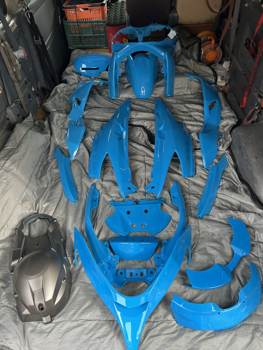 motodowell's tweet photo. いつか言おうと思ってたムカつく事！

このパールスカイブルースカブーお客様は「大変だろうから、安くないのは知ってるよ！いいようにしてね♫」と言われたから、品質に影響しないようにコスト抑えつつ、本気でやってあげました♫

↓文句がある情弱なヤツ、ここで女々しく言わないで、対面でおなしやす！！

塗装とか溶接とか金属加工って、何故か安く見られてて、定期的に「社会の害悪」クズ達が、安く色を塗ってもらおうと来店します。

クズ「友達から腕がいいって聞いたんだ。いつも全塗装を1〜2万円くらいやらせてやってた鈑金工場、なんの連絡もなく潰れたんだよ💢だからよろしく！」

年上とは言え、いきなりタメ口がムカつくますよね？

姐「いちまんえん？そんなのありえないですね」

クズ「ダチ紹介するからやってよ！」（ヤフオクで買ったと言うボロボロのニンジャ250R）

時代背景もありますが、こう言うクズみたいのがいるから、鈑金工場が倒産すんじゃね？

塗装ってかなりの特殊技能でしょ？

なんで格安でやらんといけんのよ！

「いくらっすか？」と言われても、モトドは初見で見積もりなんて出さず、まず予算聞きます。

「うーん、1万円くらいかな」が全体の30%、3万円までも含めれば70%以上です。（フルカウル、バラし込み）

マジでなめてんのか？と思う。

このスカブー、塗料（機材洗浄シンナーは含まず）で、2.7kg＋希釈シンナー1kgで、ペンキ代だけで余裕で1万円超えます。（一斗缶買いが基本な我が社、安いはず）

「傷なんてないよ」言ってても、パテ使うような物は必ずあり、下地作り→プラサフ→ベース→クリア（×2）→磨き、ワタシは手が早い方ですが、16時間はかかります。

お客様でもない人から「（吊るしのヘルメット）補修お願い！格安でよろ！」と勝手に送られてきたりします。

アタマ来るからそのまま着払いで送り返します。

もちろん友達失います。フォロー解除されます。

陰でメチャクチャ悪口言われます。

何も気にしてませんけど♫

でも、心優しい古くからやってる熟練の鈑金工場さんはやってしまうのでしょうね…。

仲良い鈑金屋さんがそれ言ってました。

大学生の頃から付き合いのそこ、先月廃業しました…。

（ないでしょうが）「一万円でいいよ」と言われても、ちゃんも適正金額払ってあげてください！！