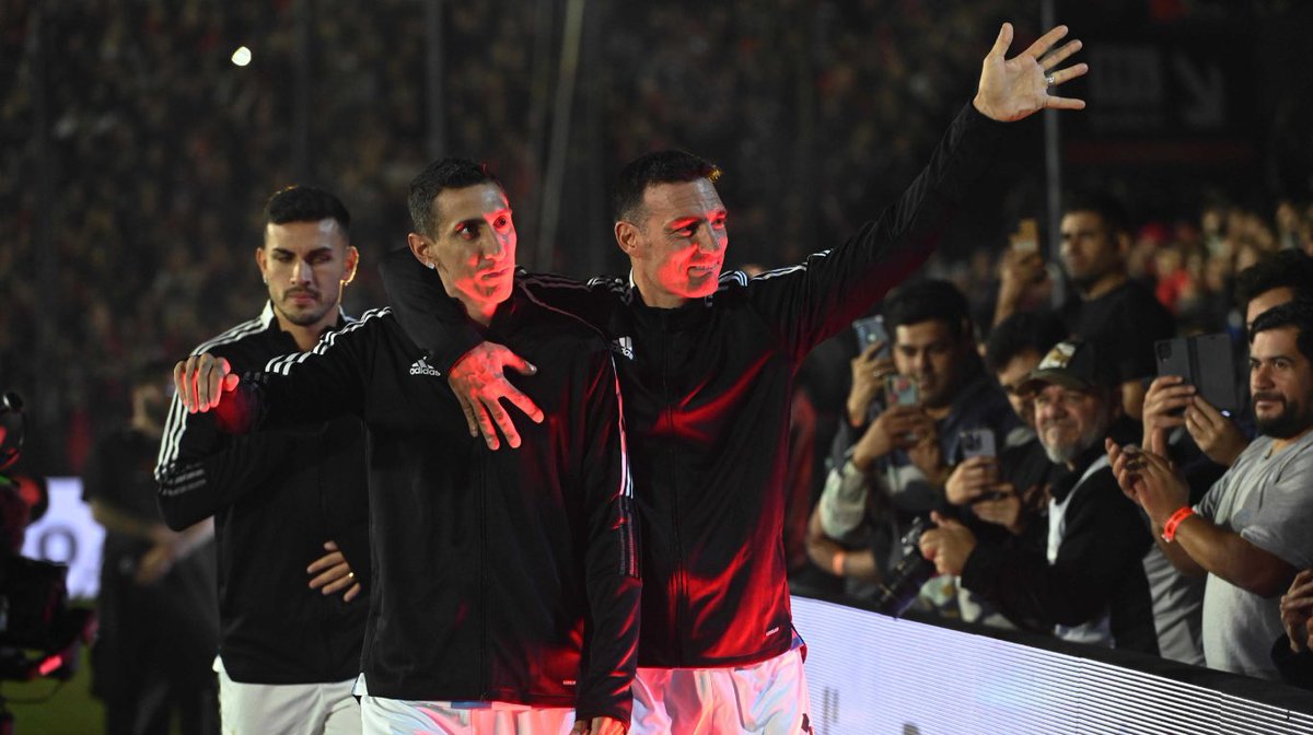 info_1889's tweet photo. Aplausos a Di María en el Coloso || Aplausos a Di María en el Coloso https://t.co/7jefAbVKEF