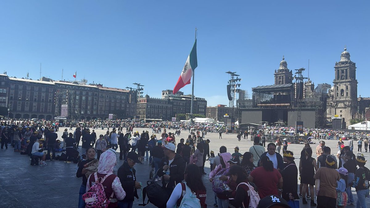 BryanCa72487113's tweet photo. Ya a la espera de que empiece!! 🤩 #ShakiraEnElZocalo #CapitalDeLasLobas #Shakira https://t.co/hQ1pWr49H0