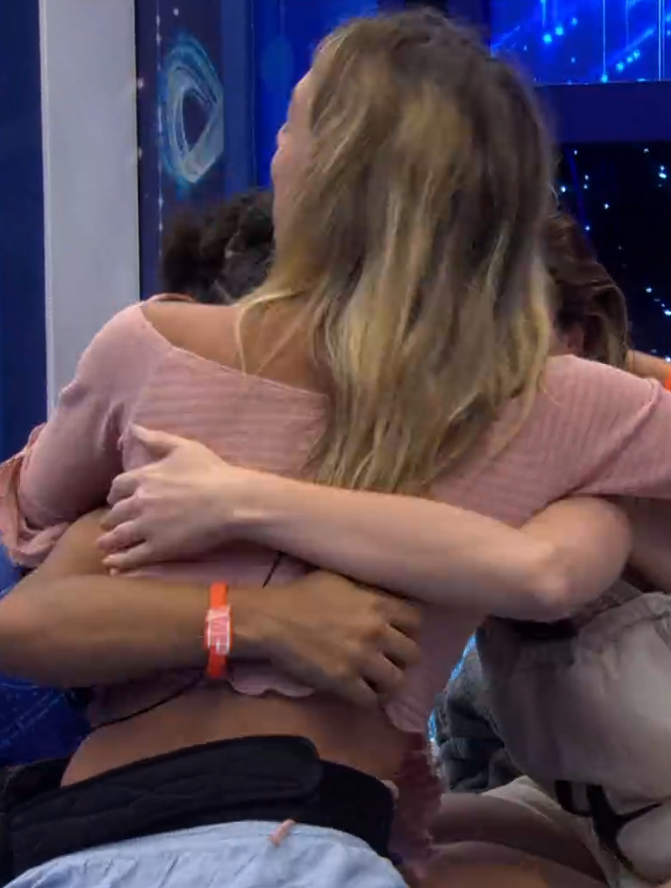 poptime's tweet image. 🚨 FINALMENTE! Ana Paula e Samira se entendem e dão um abraço triplo com Milena.