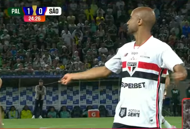 manualjr's tweet photo. *São Paulo precisando virar o jogo contra o Palmeiras*

Lucas soltando pipa: https://t.co/8rrDYPGzCz