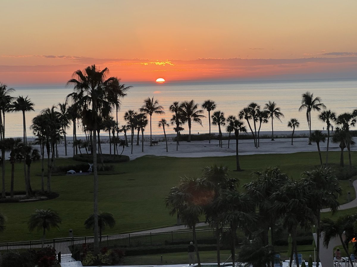 Sharonikanaper's tweet photo. Florida sunsets 
#naples #sunsets #BeachLife ❤️ https://t.co/uethVu5ST5