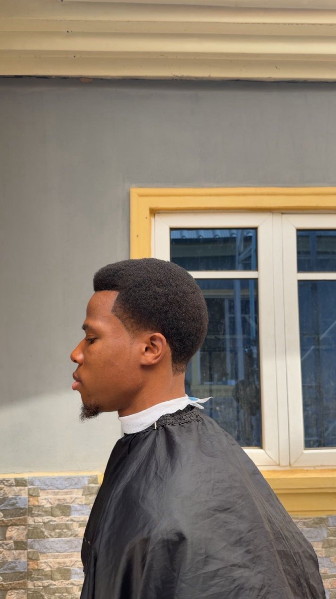 ShelbysFade's tweet image. I AM YOUR CONFIDENCE BOOSTER 💈💫✂️

#barberlife #nIgeriabarber #cleanfade #barbershop