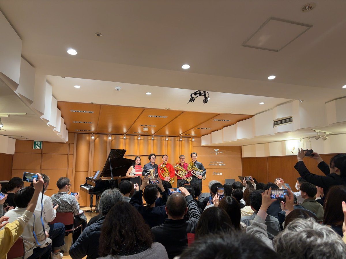 本当に素晴らしい演奏会でした。
自分が右も左もわからなかった頃。(今もだけど。)
ほぼユーフォニアム、ド初心者初期にレッスン(グループレッスンでしたが。)を受講したのが、露木先生、牛渡先生でした。
その2人の音を久しぶりに体感した、素晴らしい時間でした。

まだまだ平出は頑張ります。