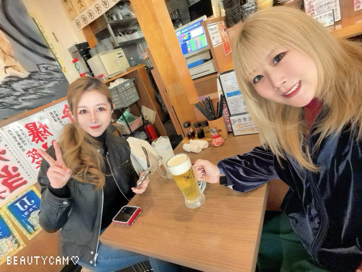 nanstajp's tweet photo. ガチ陰キャ、8年ぶりに高校時代の同級生と会う。

 #昼飲み
 #25年前メイクで来た
 #ピース一択✌️ https://t.co/ownt7xqM8O