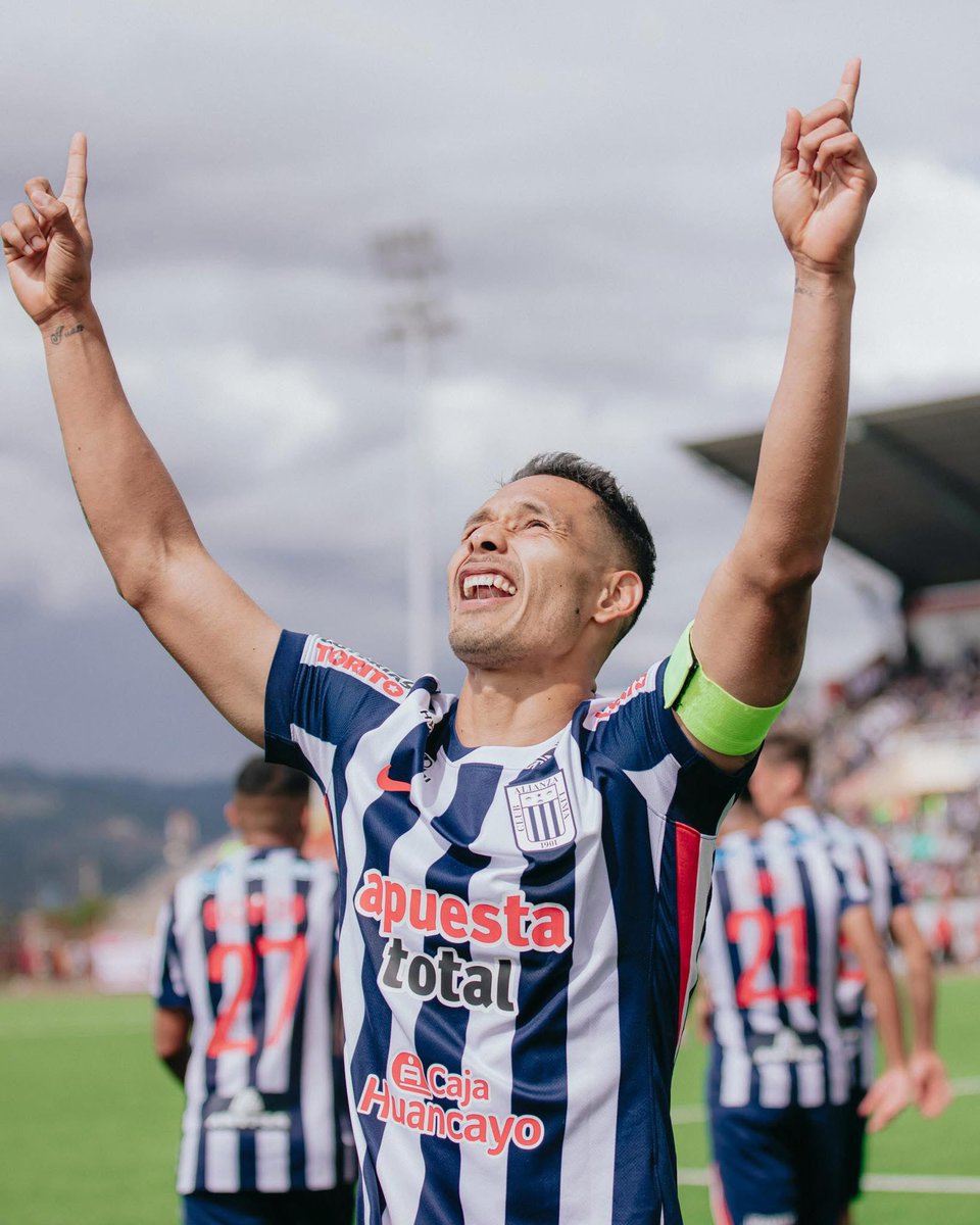 cbenaventep's tweet photo. Fin de semana redondo para la gente de Alianza Lima, que es líder en solitario tanto en fútbol como en vóley. En Cajamarca, los íntimos ganaron 1-0 y se adueñaron de la punta del Apertura, mientras que en la Liga Peruana de Vóley las blanquiazules, sacando a relucir toda su clase y su mejor colectivo, derrotaron 3-1 a Universitario y también mandan en la tabla.